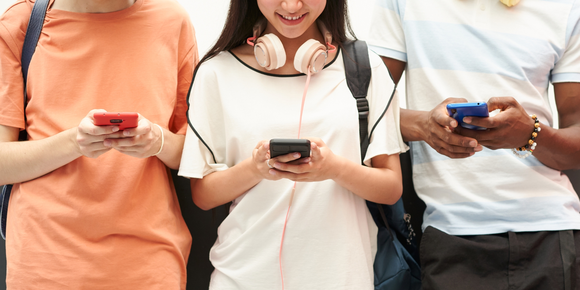 Assim como cogita o Brasil, Espanha proíbe celulares em escolas